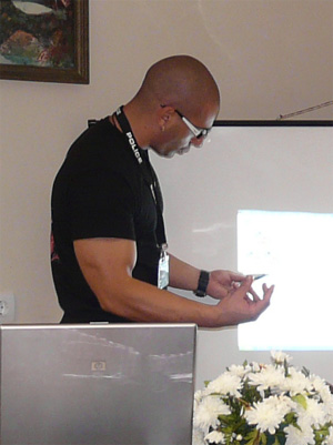 Белчо Христов в процес на разяснения по теоретична част на курс за персонални треньори и учители